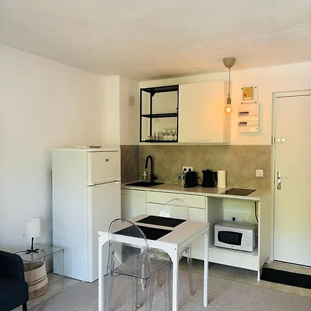 Vue Berges Avec Piscine