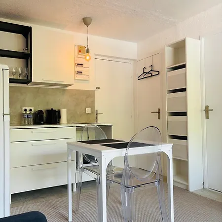 Vue Berges Avec Piscine Λα Γκραντ-Μοτ