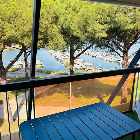 Vue Berges Avec Piscine