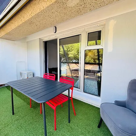 Vue Berges Avec Piscine Διαμέρισμα *